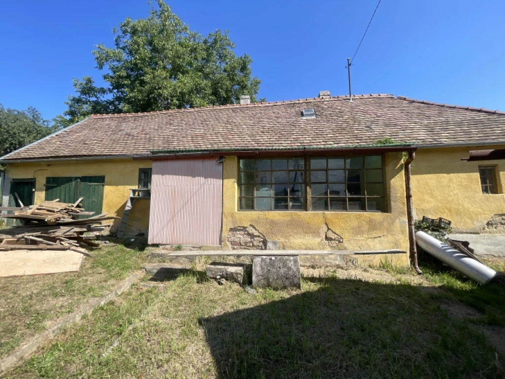 c3-1-name c2-1-name, Pécs, Szabolcs