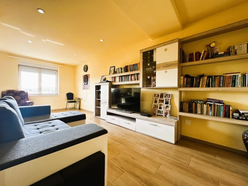 Eladó téglalakás, Komló