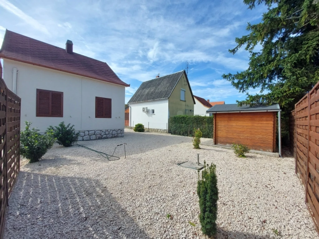 Eladó panellakás, Harkány