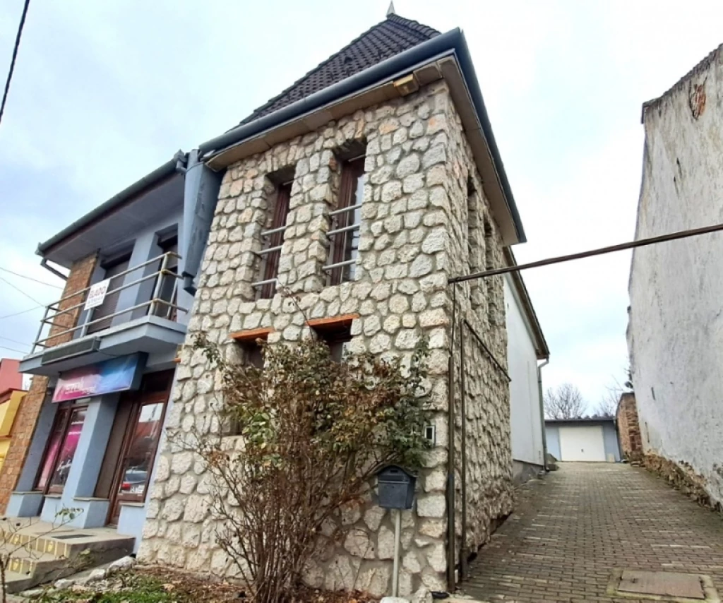 c3-1-name c2-1-name, Pécs, Egyetemváros