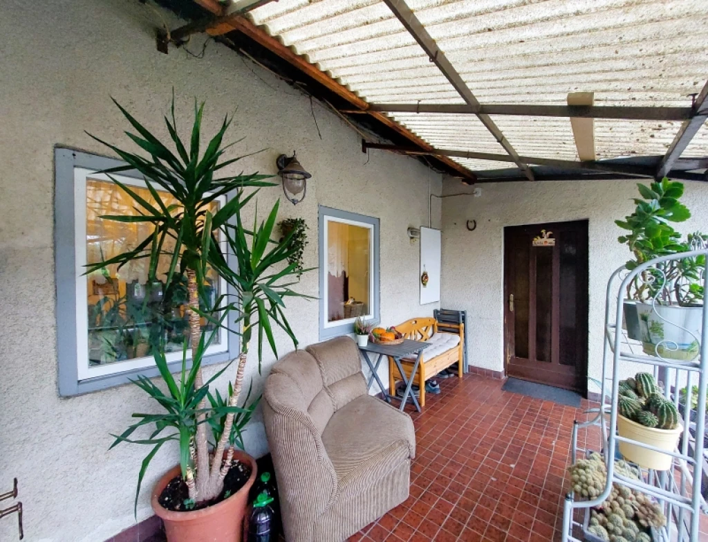 c3-1-name c2-1-name, Pécs, Kertváros