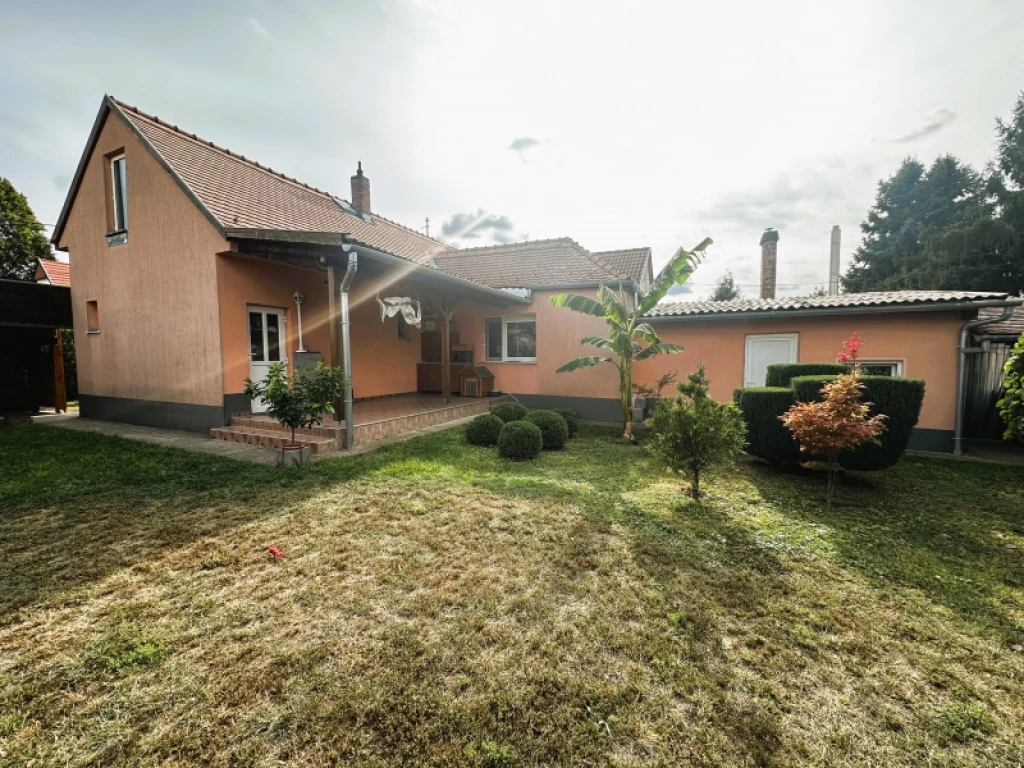 c3-1-name c2-1-name, Pécs, Kertváros