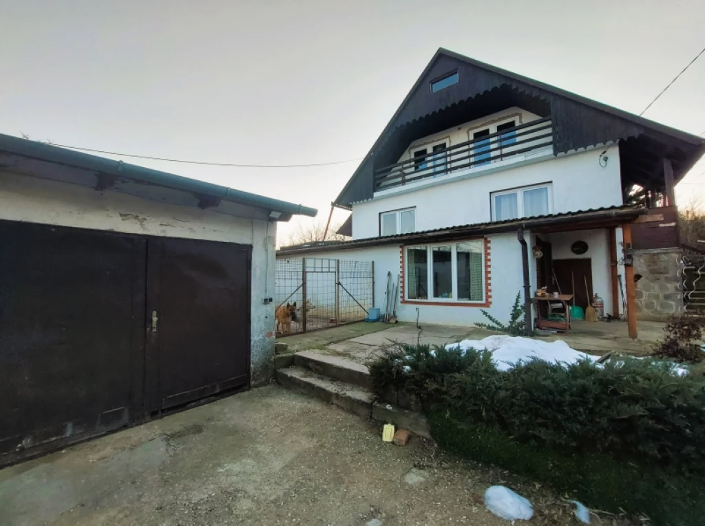 c3-1-name c2-1-name, Pécs, Szabolcs