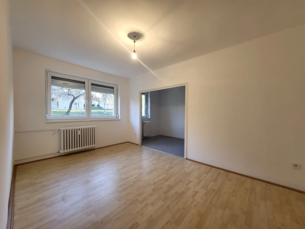 Eladó téglalakás, Komló
