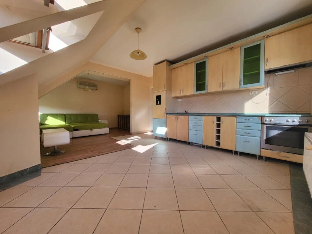 Eladó téglalakás, Komló