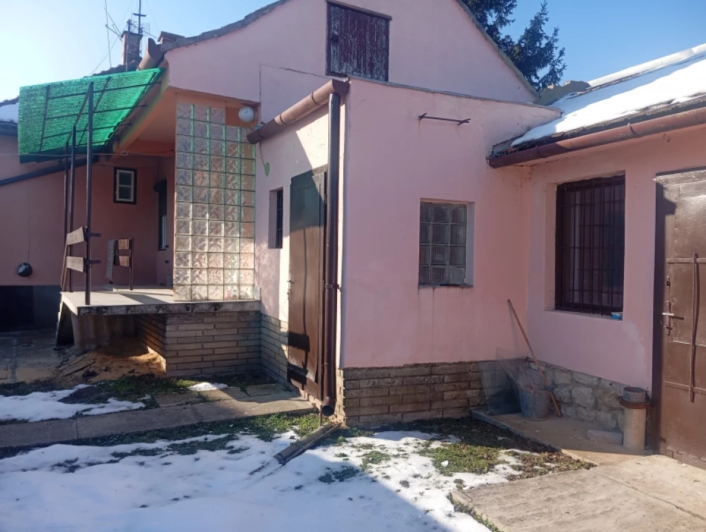 c3-1-name c2-1-name, Pécs, Szabolcs