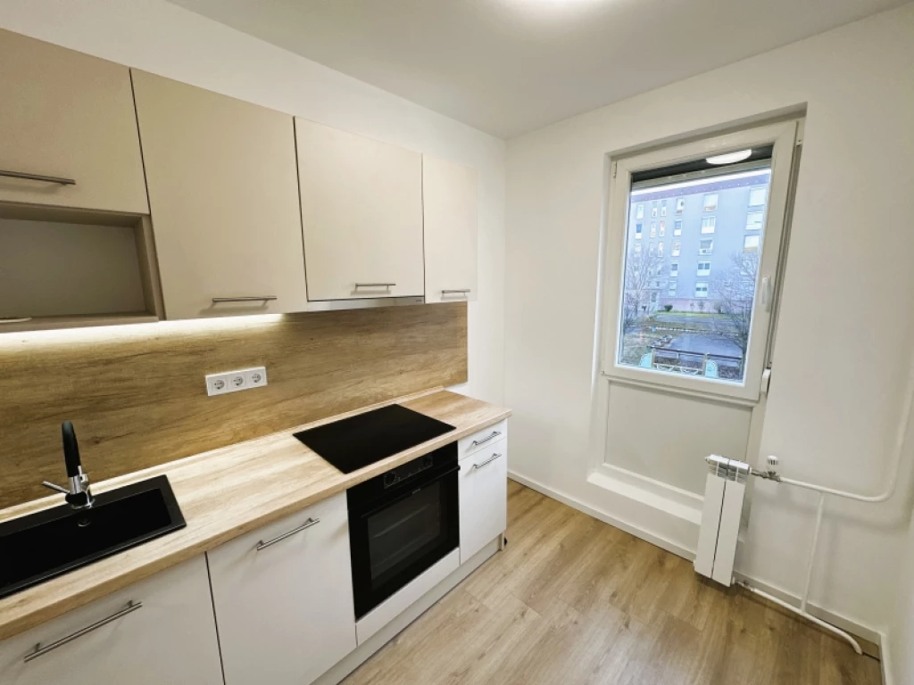 For sale panel flat, Pécs, Kertváros