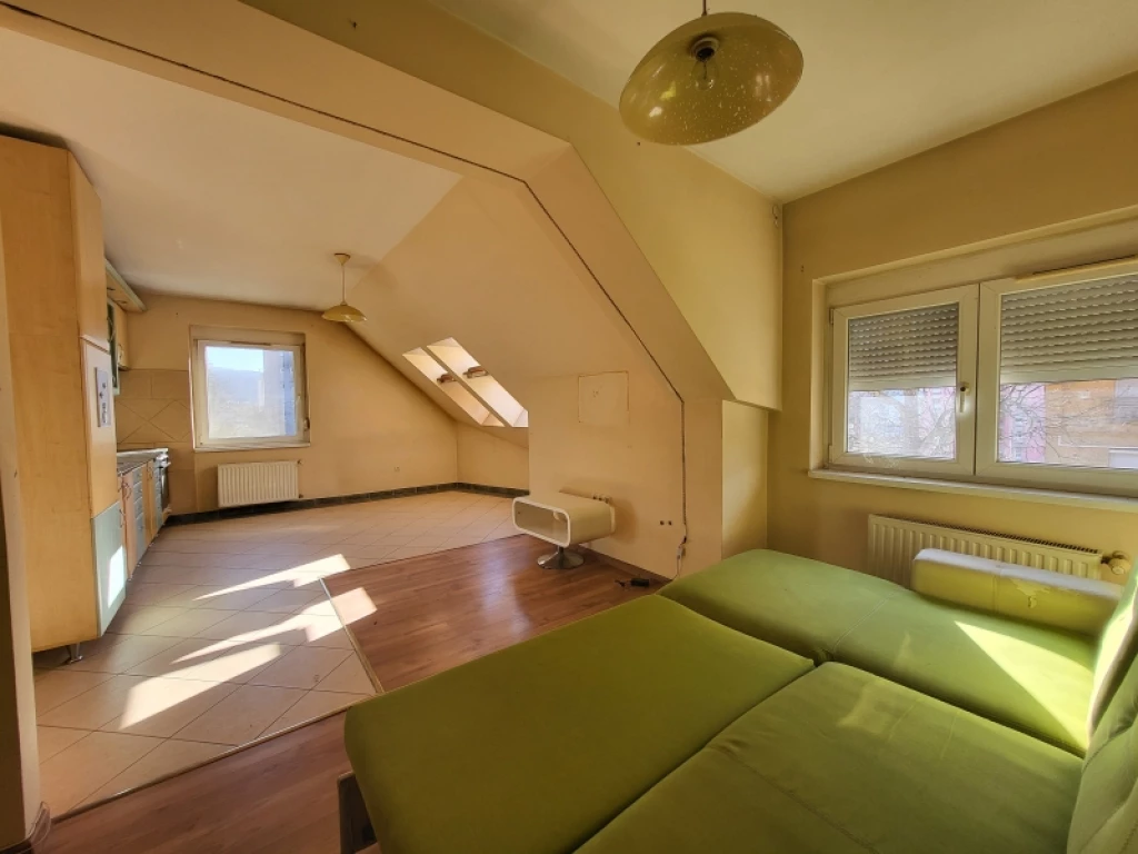 Eladó téglalakás, Komló