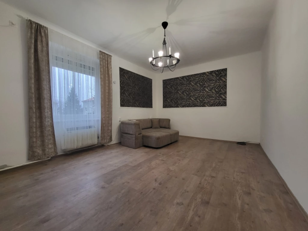 Eladó téglalakás, Komló