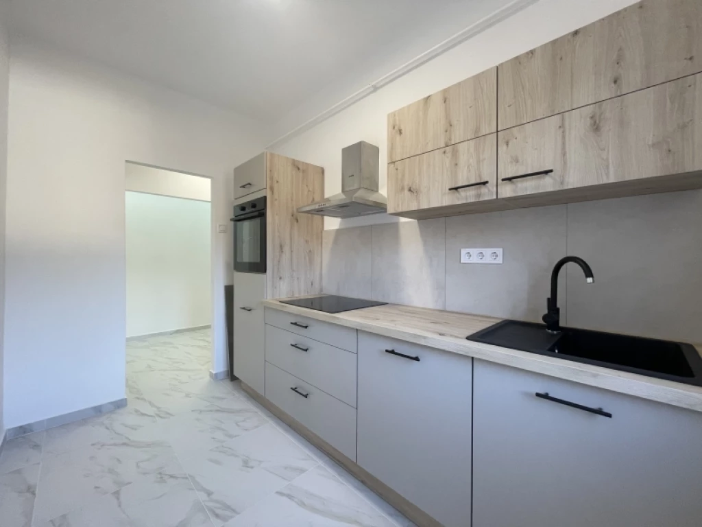 Eladó téglalakás, Komló