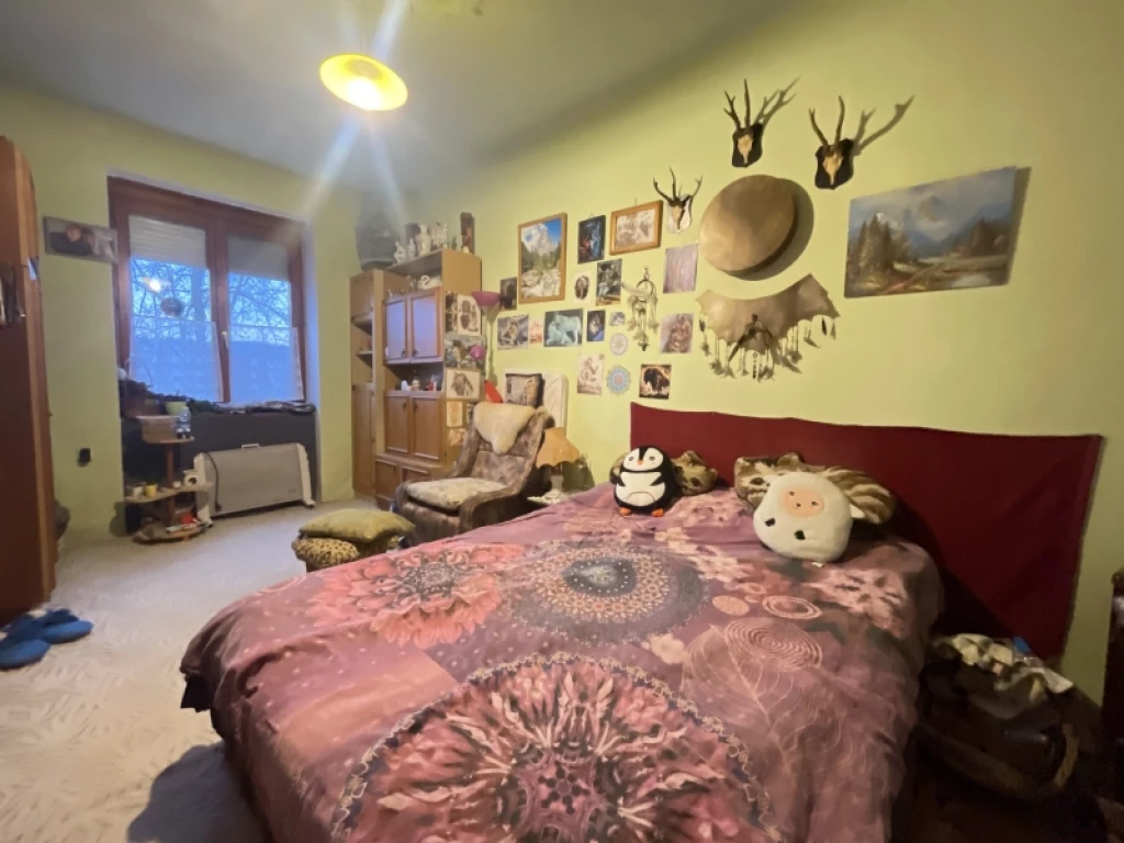 Eladó téglalakás, Komló