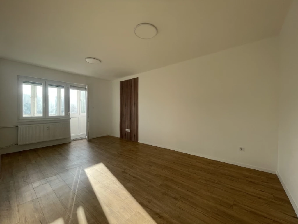 Eladó téglalakás, Komló