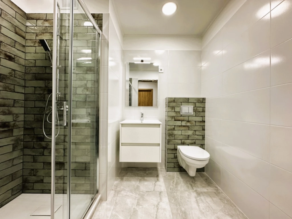 Eladó téglalakás, Komló