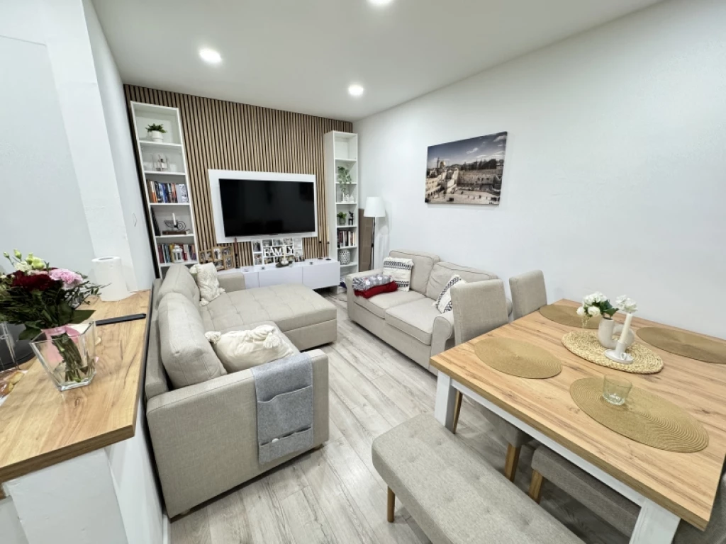 Eladó téglalakás, Komló