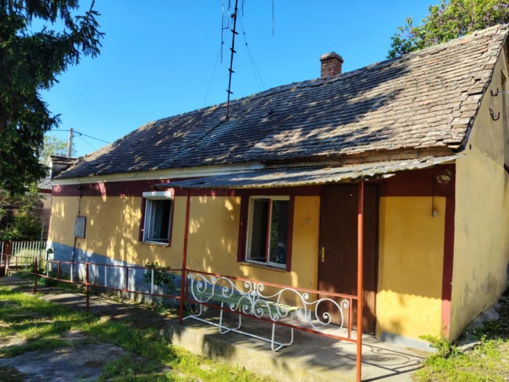 Eladó családi ház, Bakonya