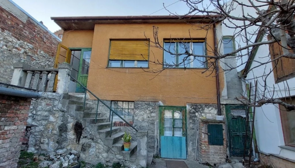 c3-1-name c2-19-name, Pécs, Budai-város