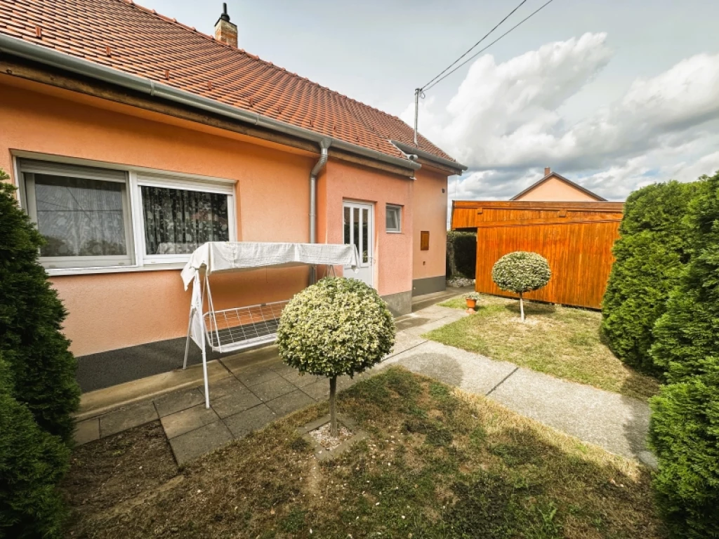 c3-1-name c2-1-name, Pécs, Kertváros