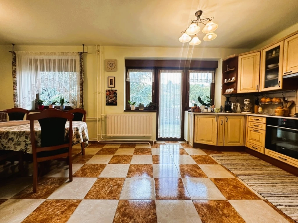 c3-1-name c2-2-name, Pécs, Mecsekoldal/Bálics