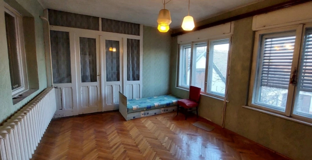 c3-1-name c2-19-name, Pécs, Budai-város