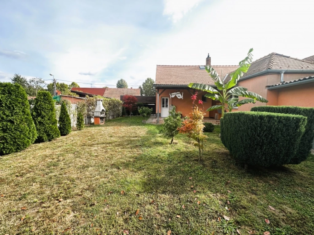 c3-1-name c2-1-name, Pécs, Kertváros