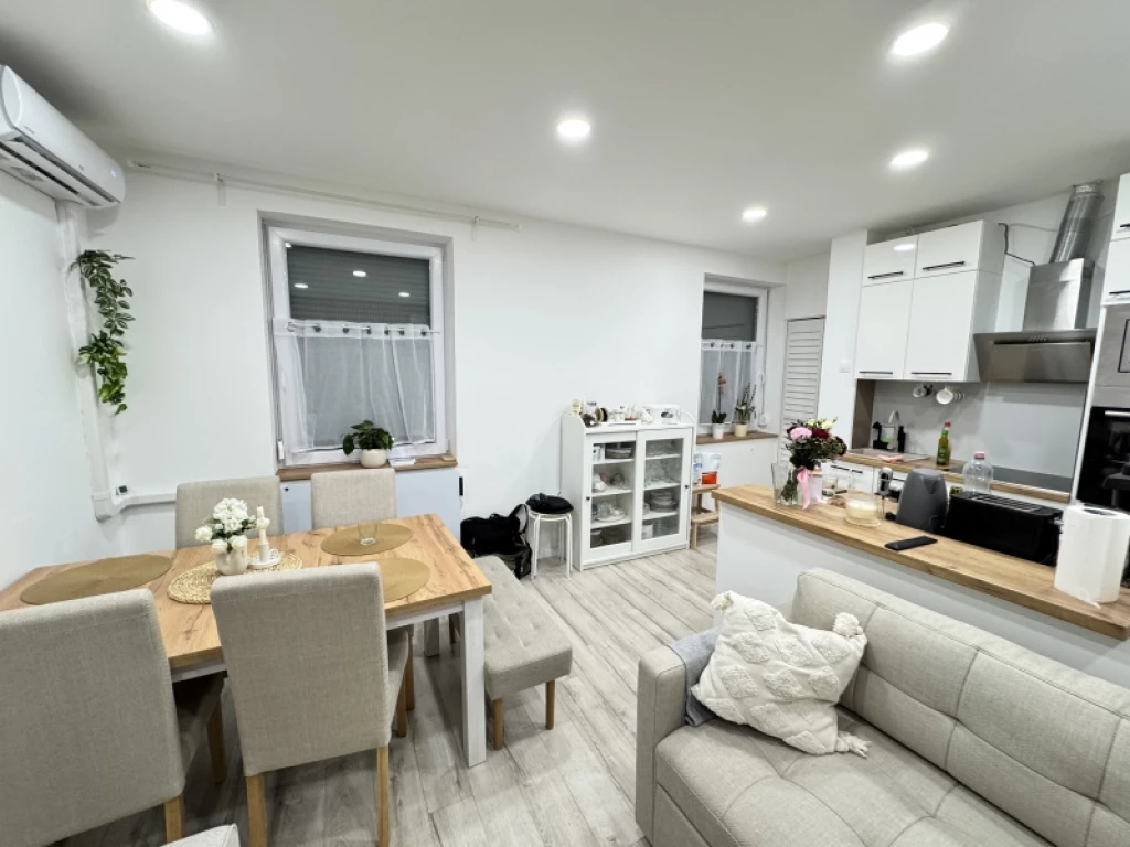 For sale brick flat, Komló