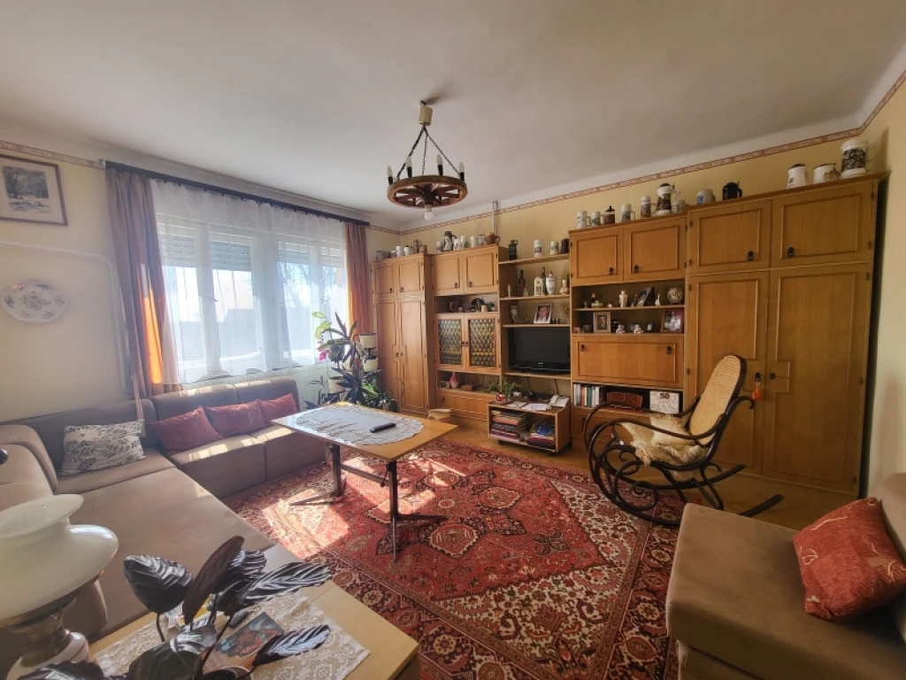 c3-1-name c2-1-name, Pécs, Szabolcs