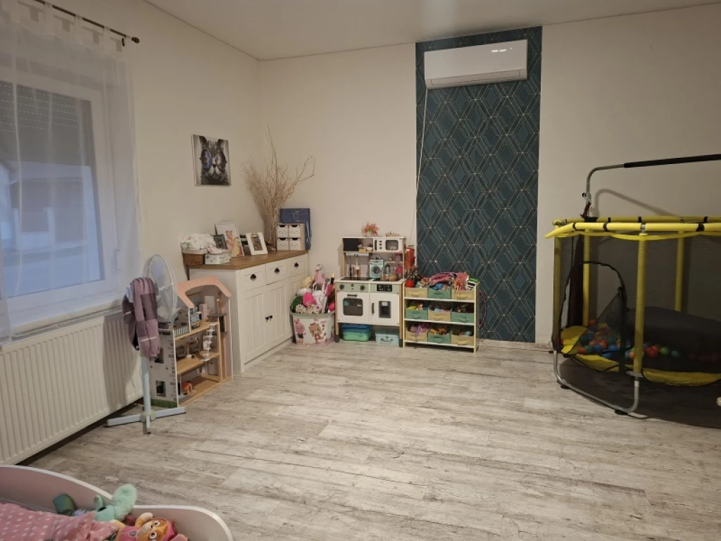 c3-1-name c2-1-name, Újpetre