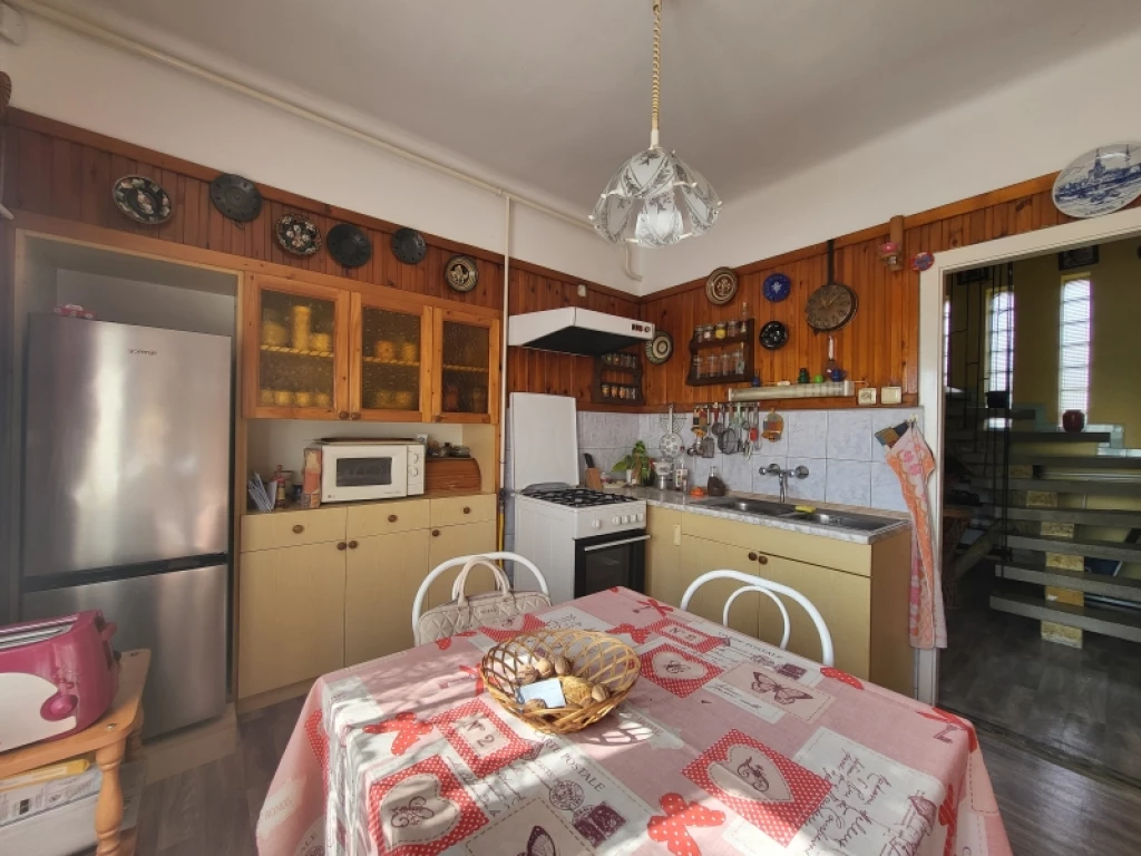 c3-1-name c2-1-name, Pécs, Szabolcs