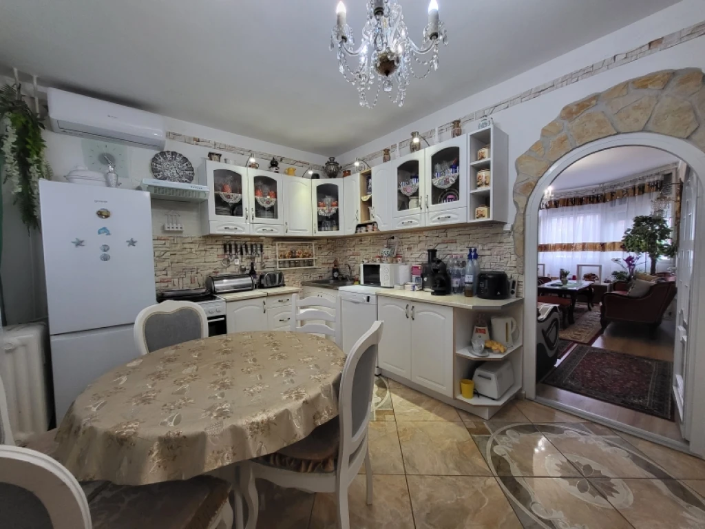 Eladó panellakás, Komló