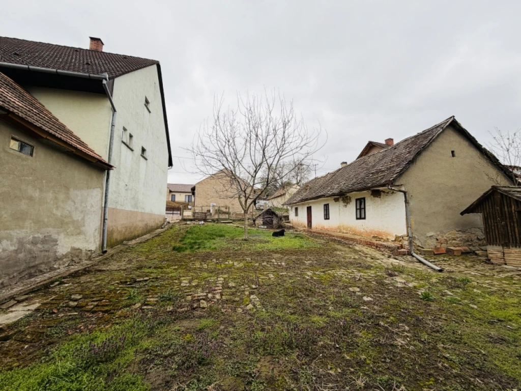 Eladó téglalakás, Villány