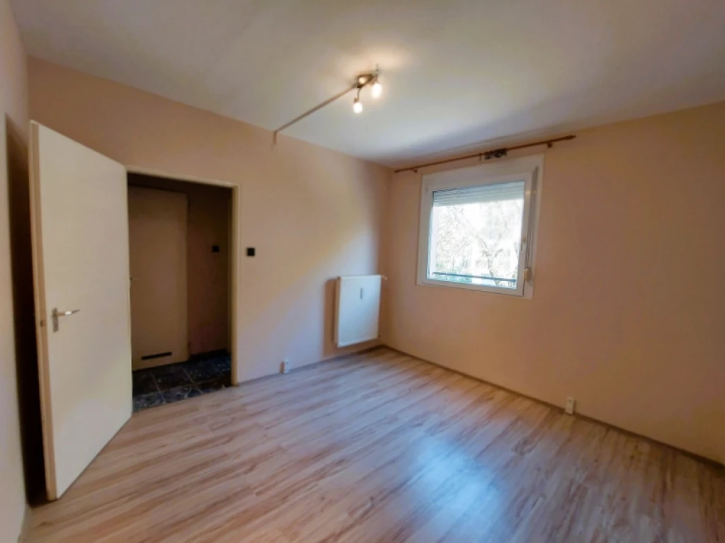 Eladó panellakás, Siklós