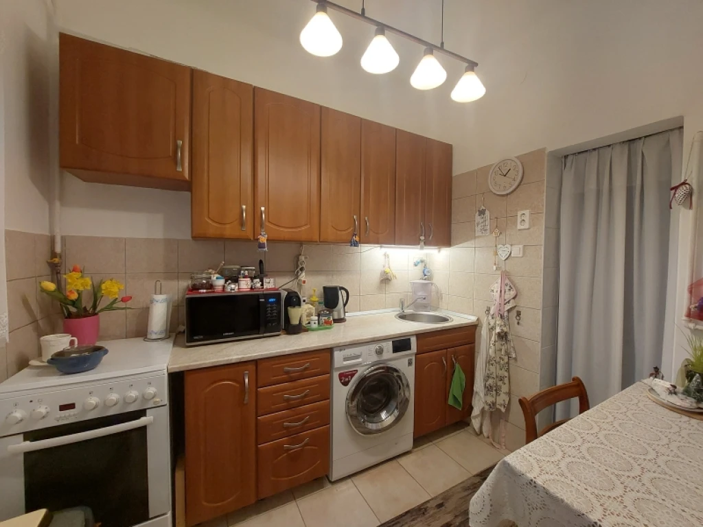 Eladó téglalakás, Pécs, Uránváros