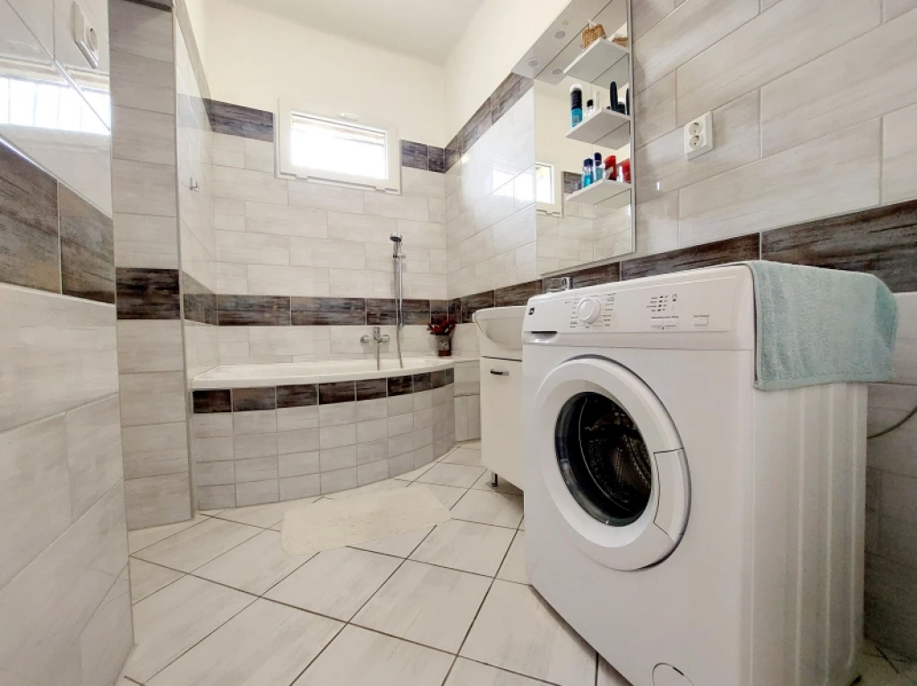 Eladó téglalakás, Pécs, Uránváros