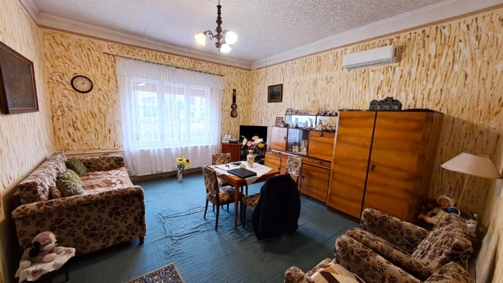 Eladó téglalakás, Villány