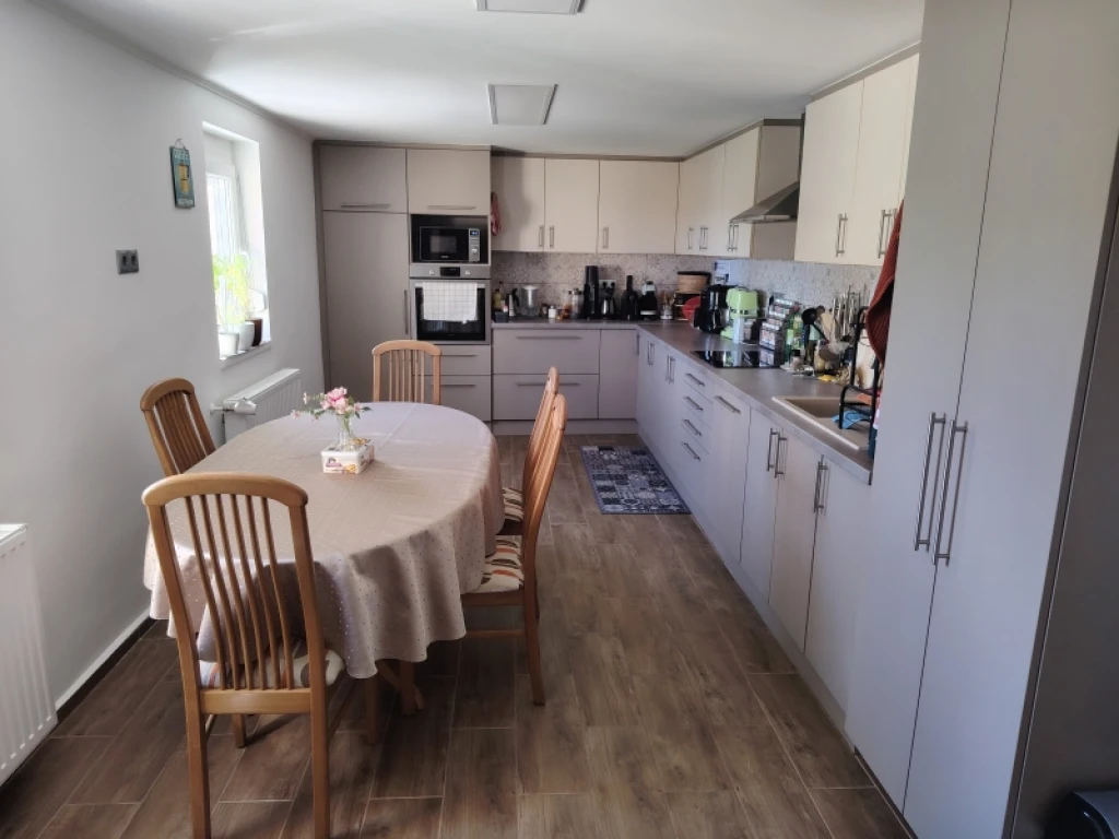 c3-1-name c2-1-name, Pécs, Szabolcs