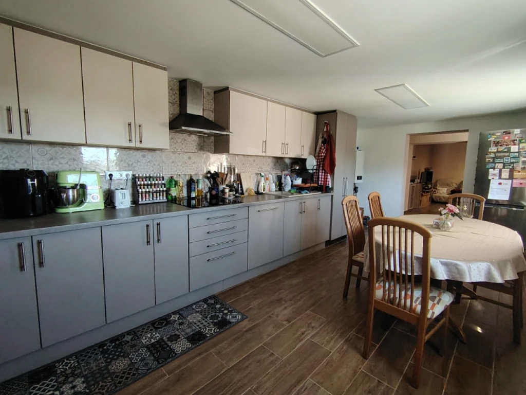 c3-1-name c2-1-name, Pécs, Szabolcs