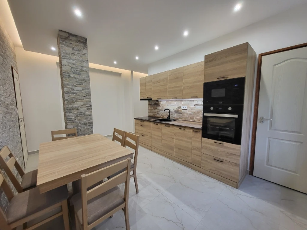 Eladó téglalakás, Komló