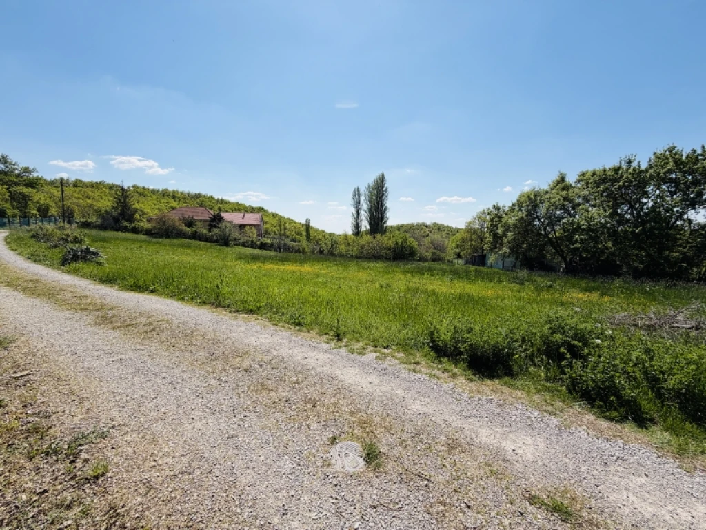 Eladó sorház, Cserkút