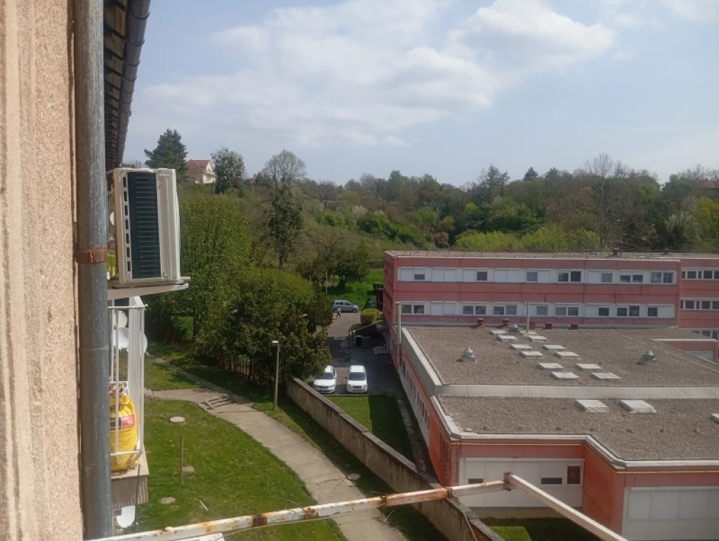 Eladó téglalakás, Komló