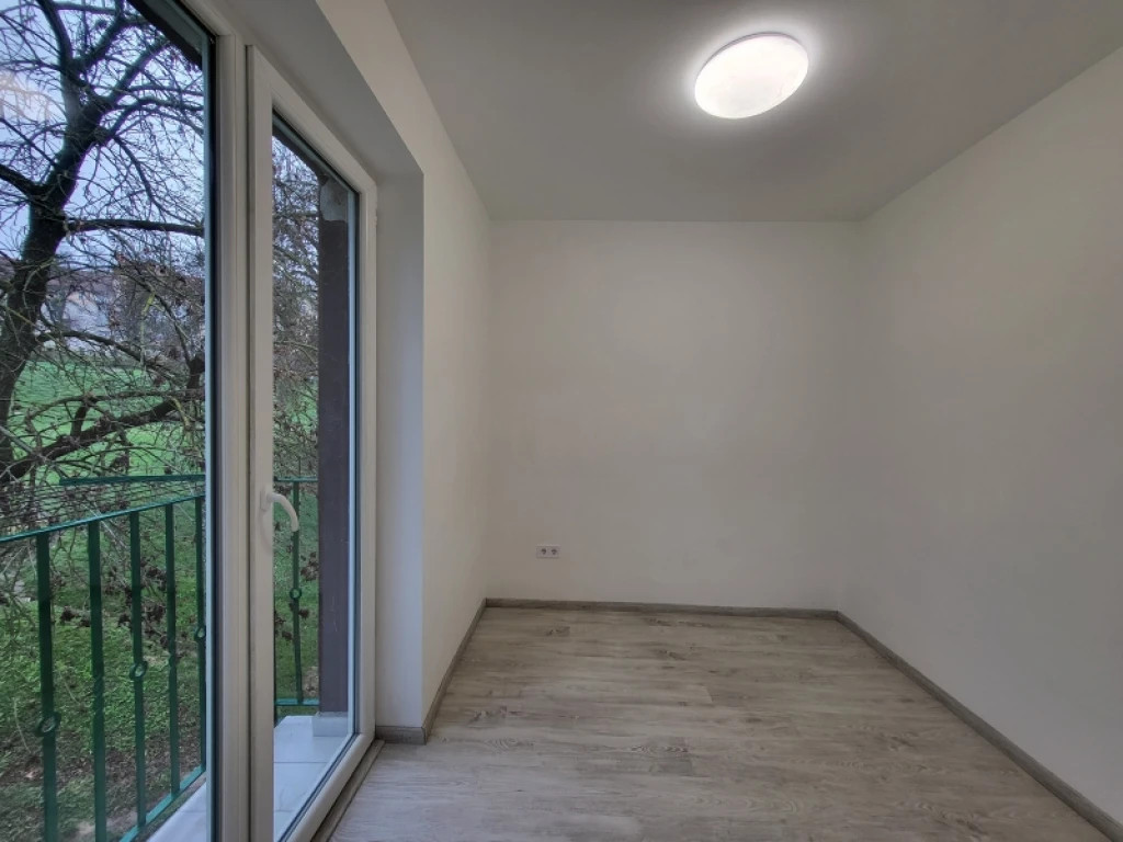 Eladó téglalakás, Komló