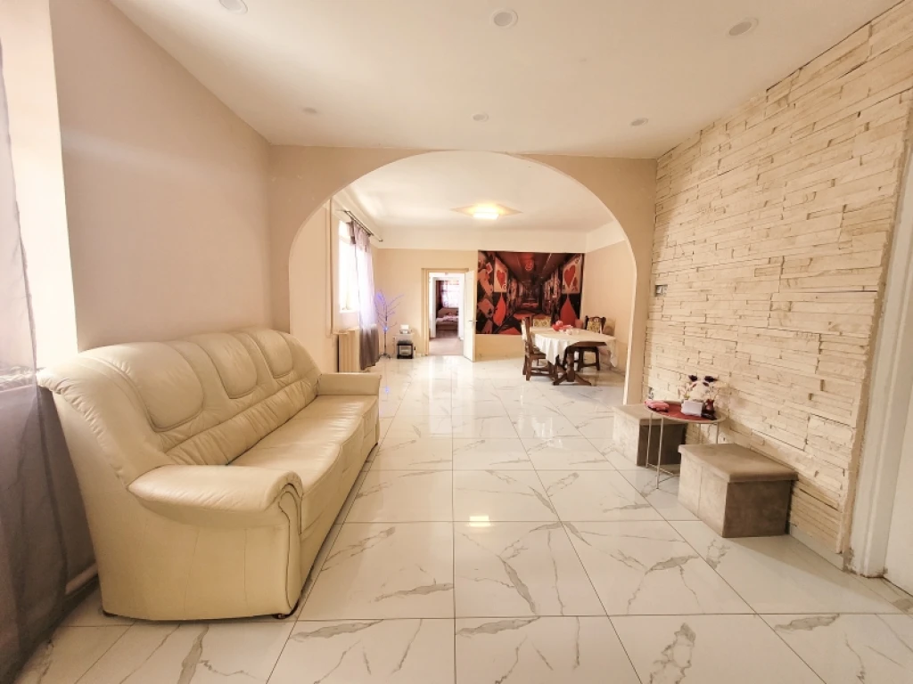 c3-1-name c2-1-name, Újpetre