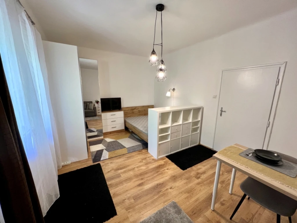 Kiadó téglalakás, Pécs, Uránváros