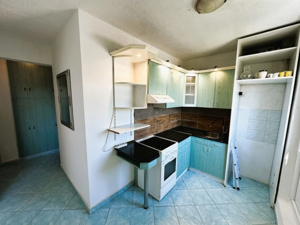 Eladó panellakás, Komló