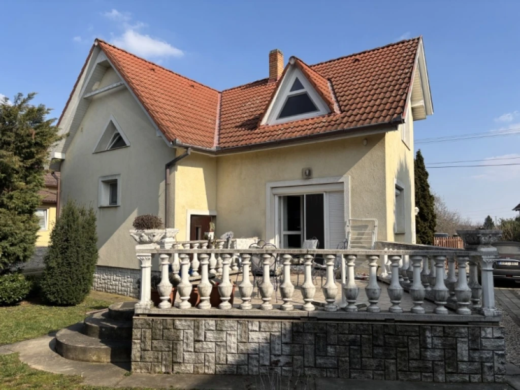 Eladó családi ház, Pécs, Újhegy