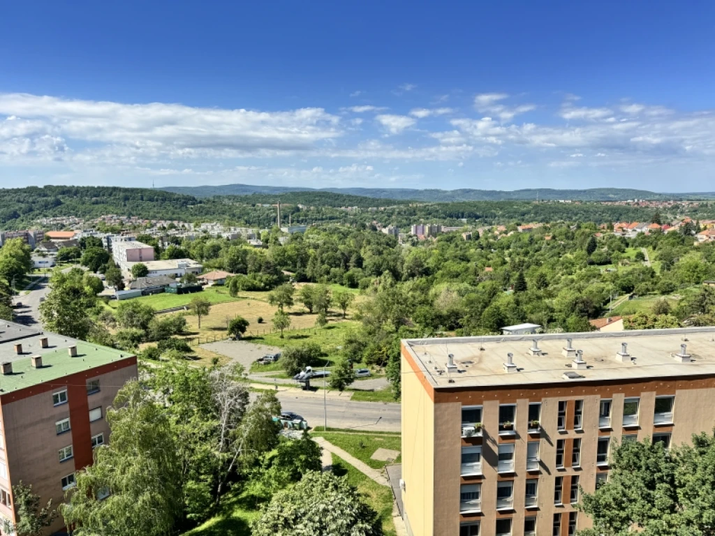 Eladó panellakás, Komló