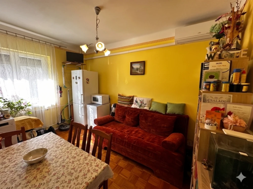 Eladó téglalakás, Komló