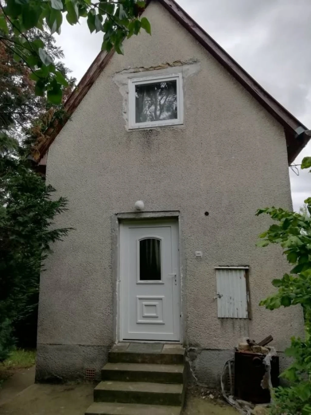 Eladó panellakás, Pogány