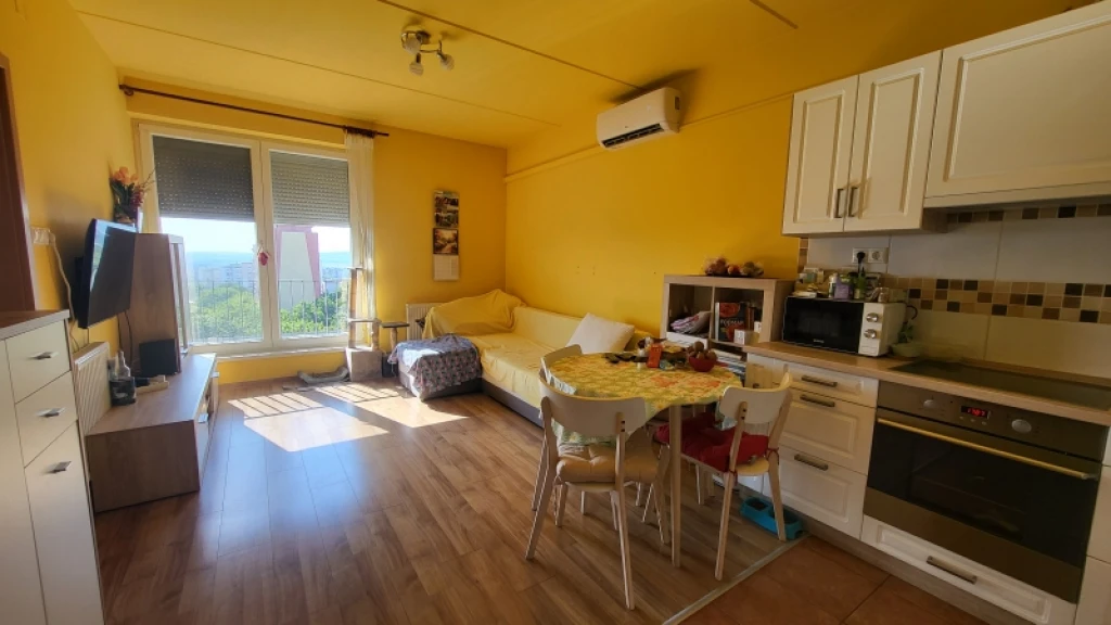 Eladó téglalakás, Pécs, Kertváros