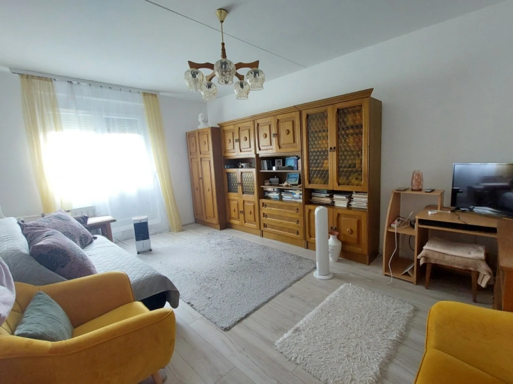 Eladó panellakás, Pécs, Kertváros