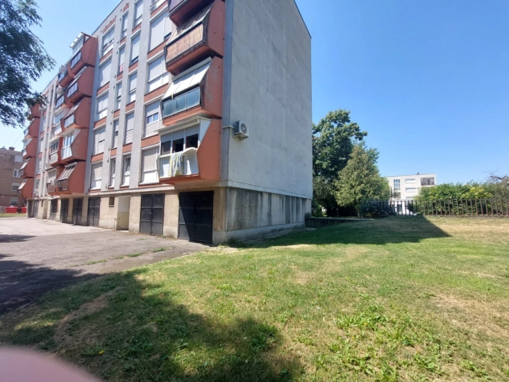 Eladó panellakás, Szentlőrinc